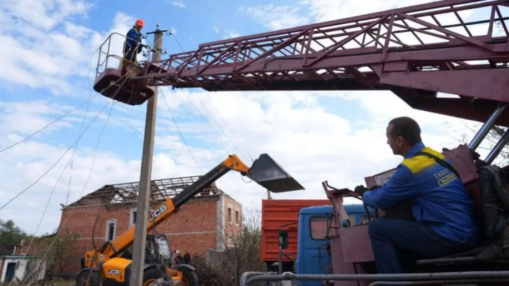 Запорізькі енергетики у серпні повернули світло понад 64 тисячам абонентів