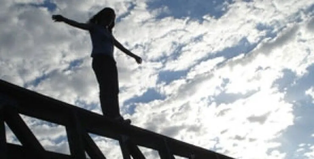 У Запоріжжі поліцейські врятували дівчину, яка хотіла стрибнути з мосту