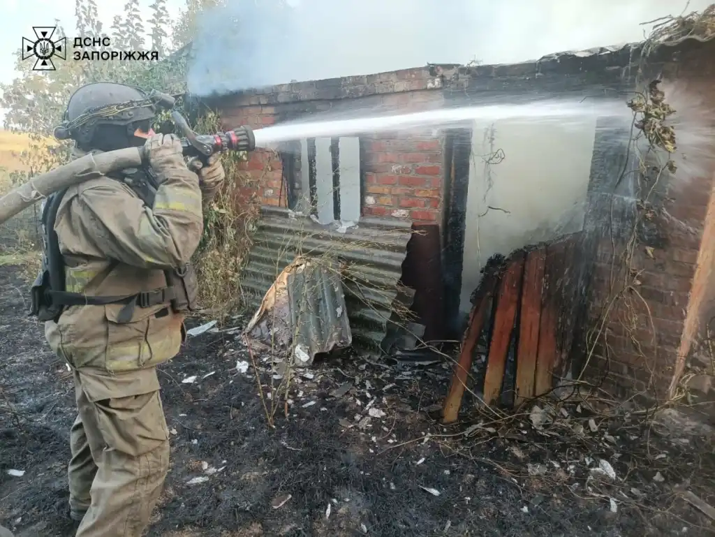 У Запорізькій області внаслідок обстрілів загорілися житлові будинки та господарські споруди