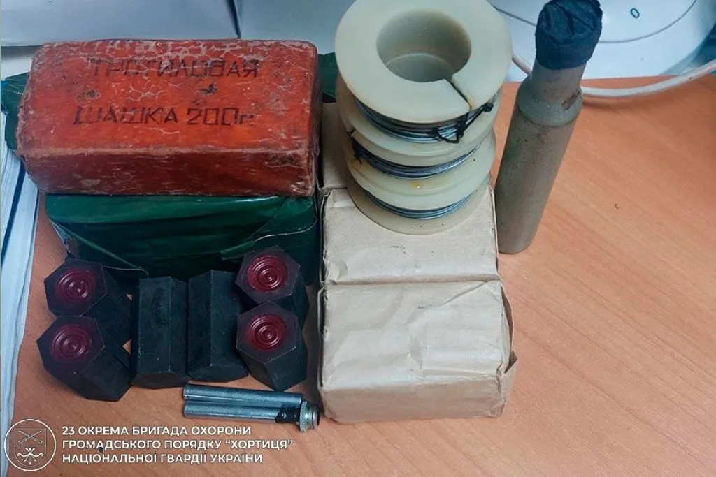 У Запоріжжі затримали чоловіка з вибухівкою та фосфорними боєприпасами у рюкзаку