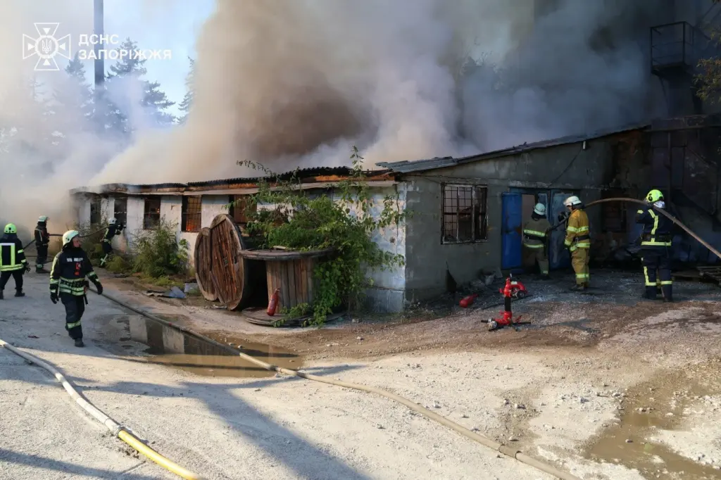 У Запоріжжі спалахнув склад із горючими матеріалами: пожежу гасили понад пів сотні рятувальників