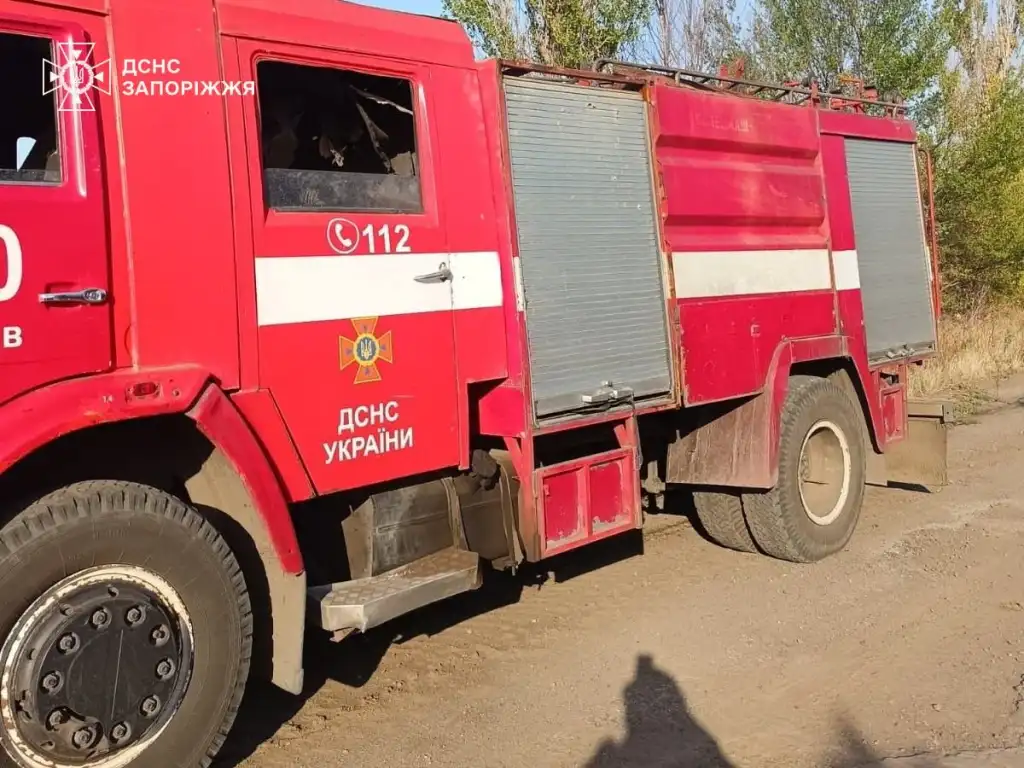 На Запоріжжі росіяни атакували пожежний автомобіль двома дронами