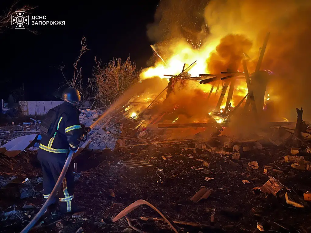 Запоріжжя під нічною атакою: під завалами шукають людину