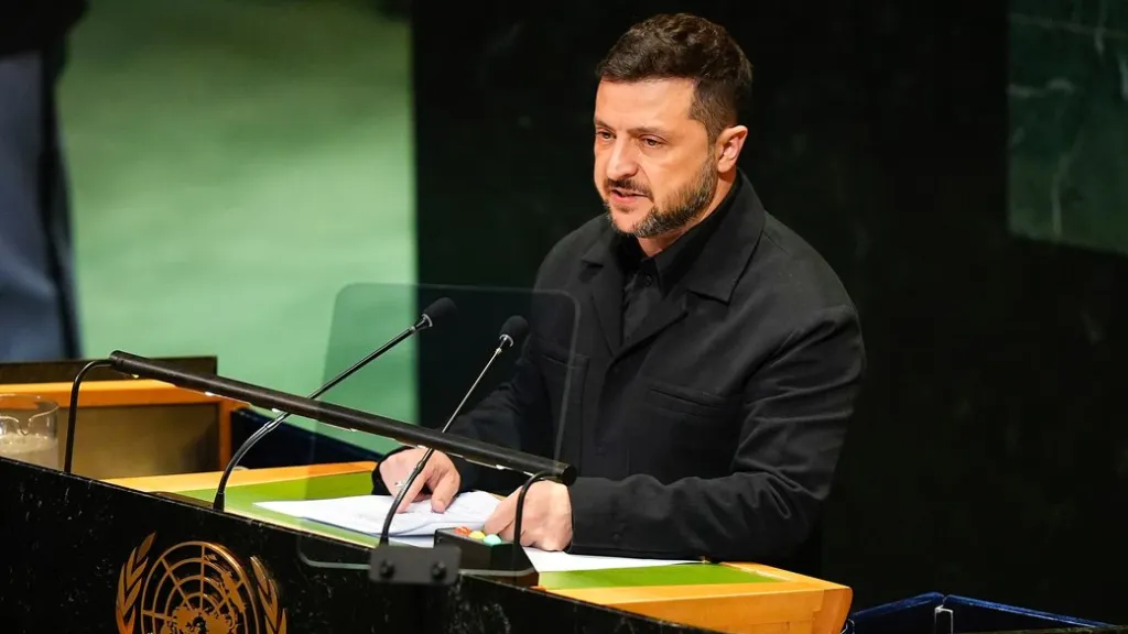 Зеленський: Росія продовжує обстрілювати навіть район Запорізької АЕС