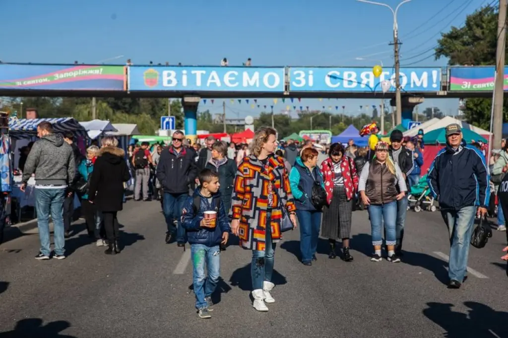 Як святкували День міста в Запоріжжі: ярмарок на Набережній, квіткові інсталяції та кулінарні рекорди
