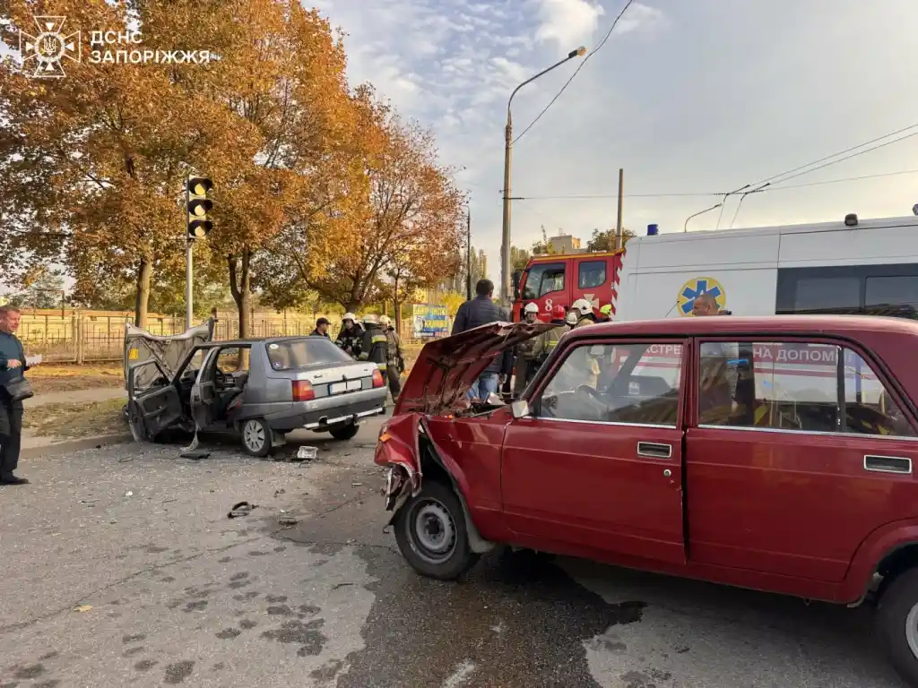 У Запоріжжі після ДТП водія довелося визволяти з авто рятувальникам