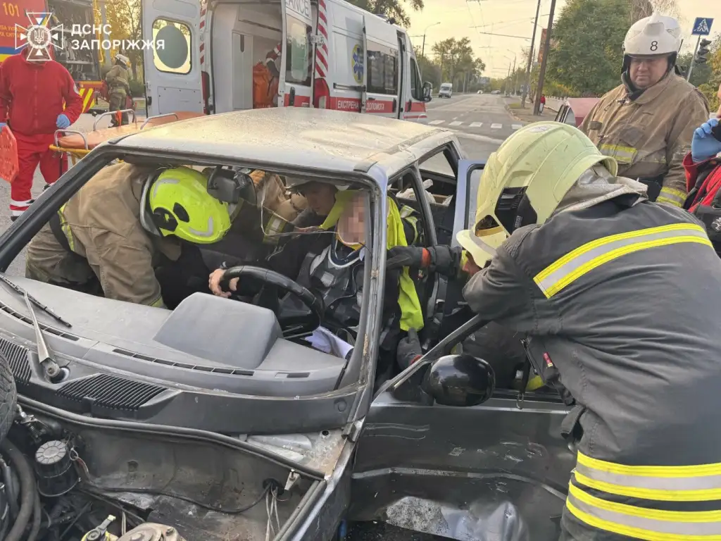 У Запоріжжі після ДТП водія довелося визволяти з авто рятувальникам