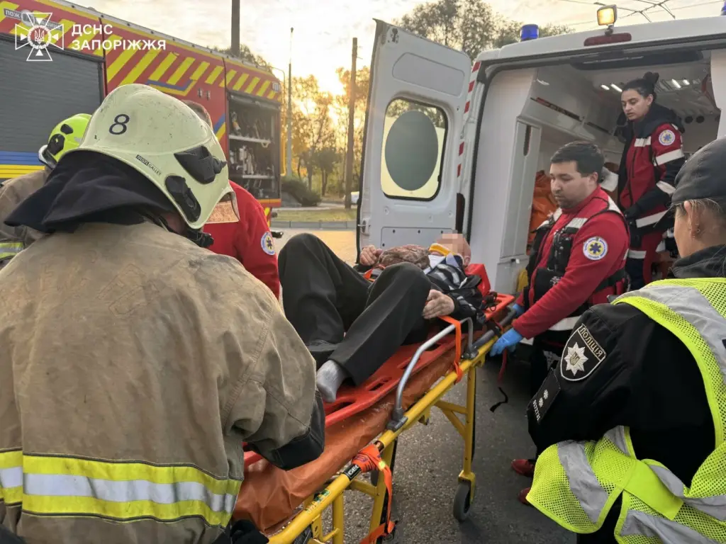 У Запоріжжі після ДТП водія довелося визволяти з авто рятувальникам