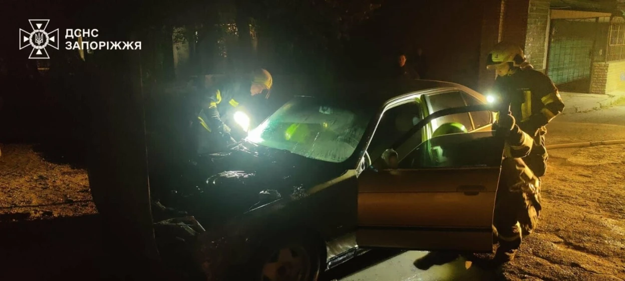 У Запоріжжі вночі загорівся BMW: рятувальники швидко ліквідували пожежу