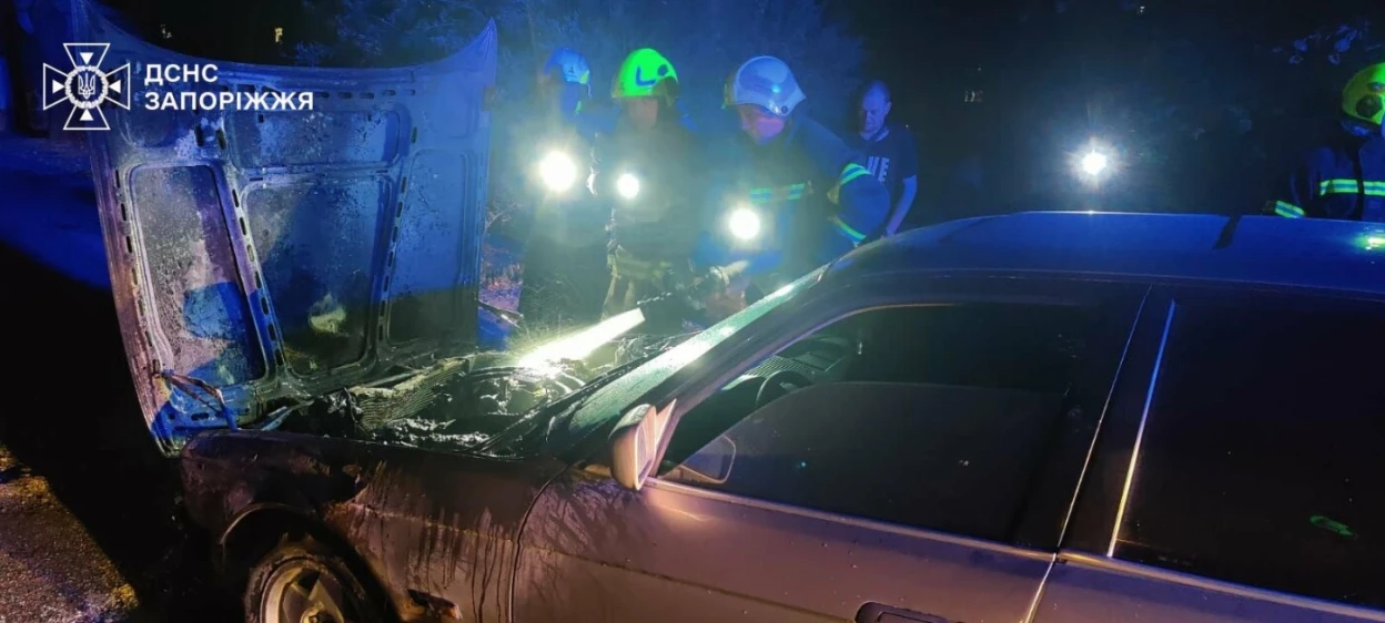 У Запоріжжі вночі загорівся BMW: рятувальники швидко ліквідували пожежу