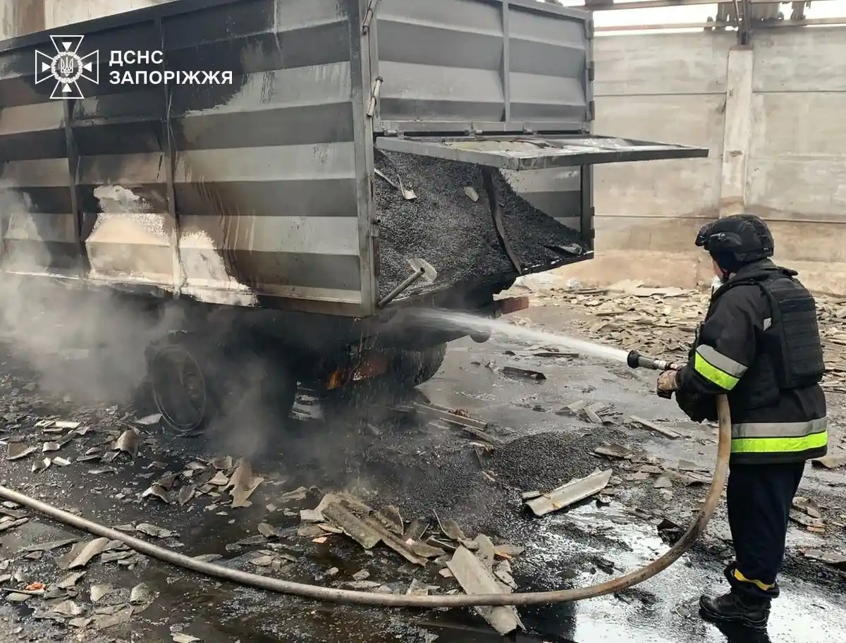 Обстріли на Запоріжжі спричинили пожежі та смерть людини: серед наслідків знищена вантажівка і пошкоджений газопровід