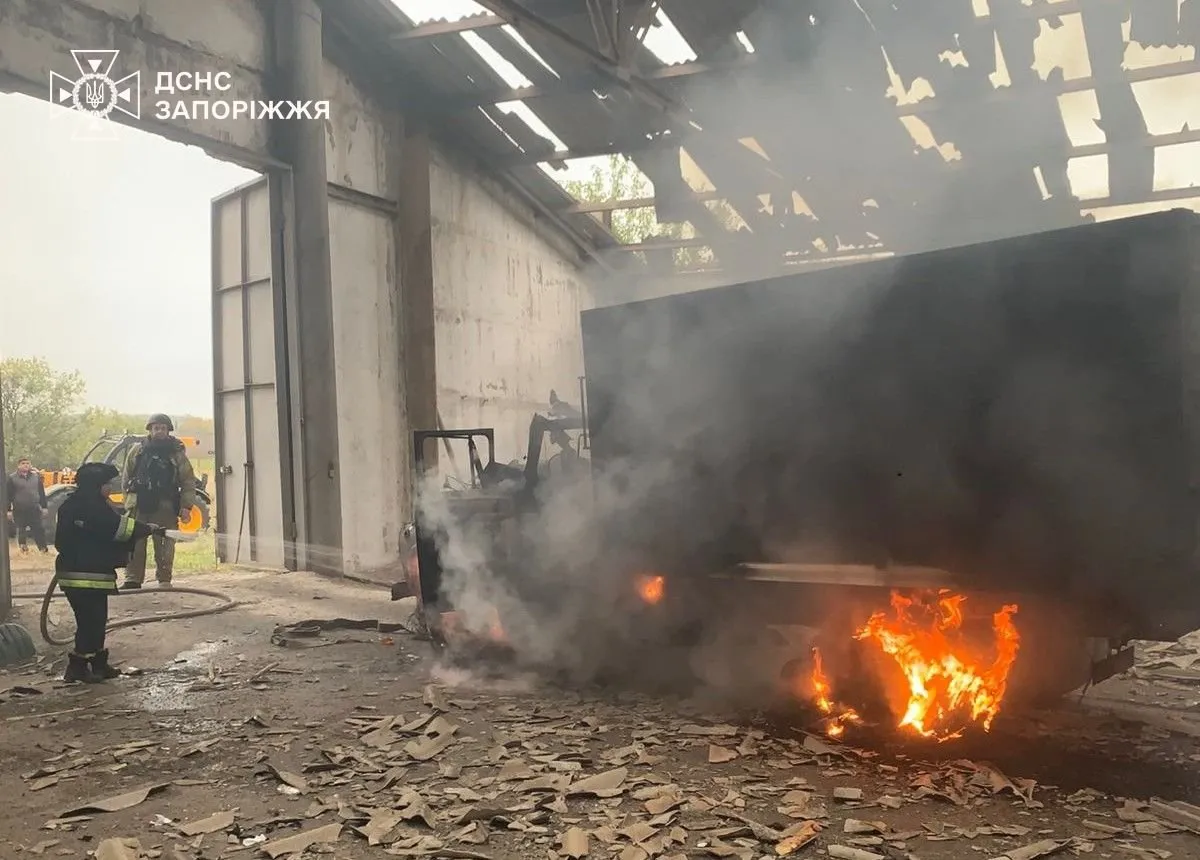 Обстріли на Запоріжжі спричинили пожежі та смерть людини: серед наслідків знищена вантажівка і пошкоджений газопровід