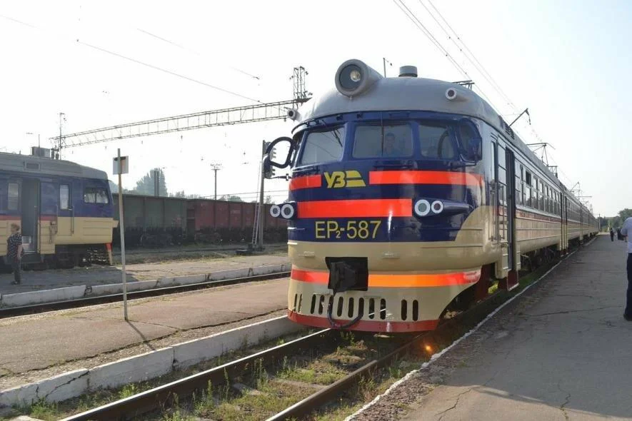 Зміни в русі: приміські потяги із Запоріжжя тимчасово скоротять зупинки