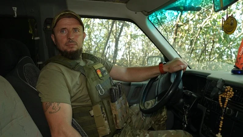 На передовій під Запоріжжям військовий облаштував спортмайданчик просто на позиціях