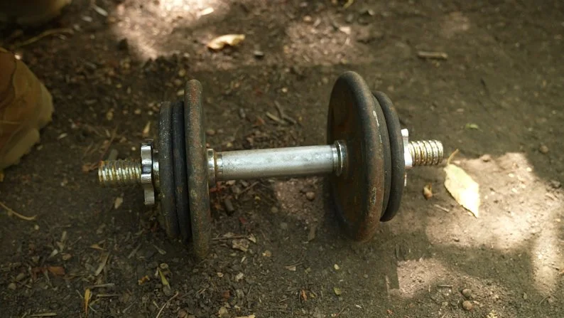 На передовій під Запоріжжям військовий облаштував спортмайданчик просто на позиціях