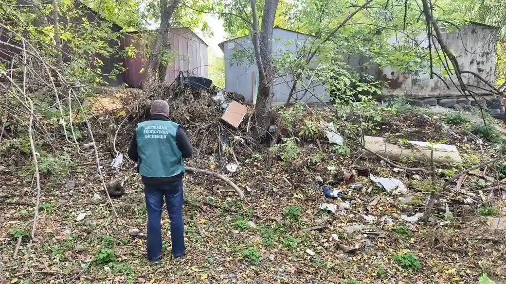 У Запоріжжі біля багатоповерхівки виявили стихійне сміттєзвалище