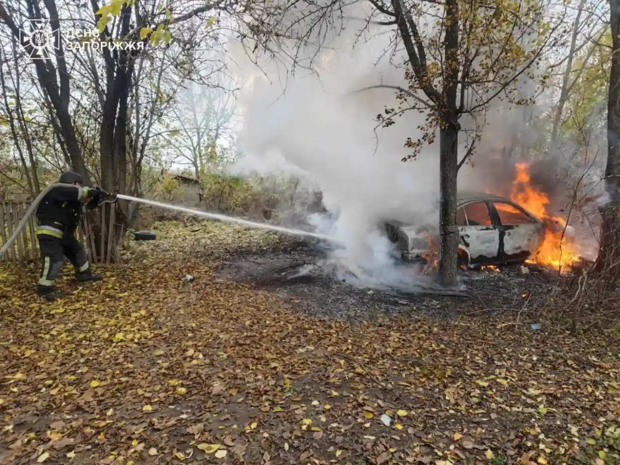 На Запоріжжі через обстріли спалахнули авто та кілька господарських споруд