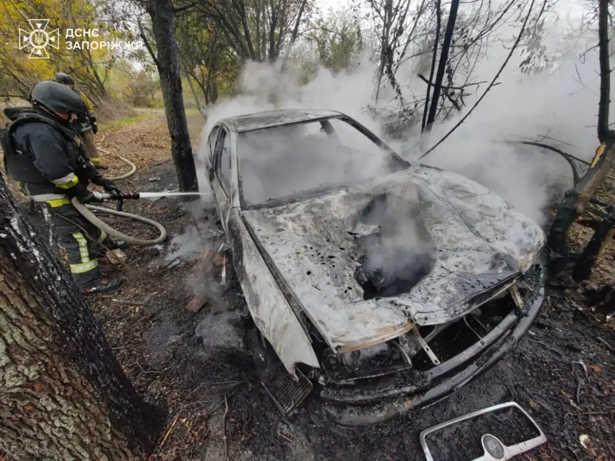 На Запоріжжі через обстріли спалахнули авто та кілька господарських споруд