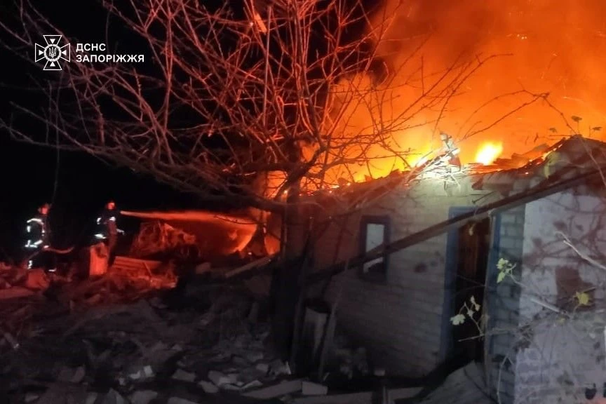 Внаслідок ворожих атак у Запорізькому районі спалахнули масштабні пожежі