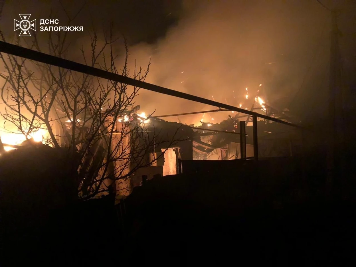 Внаслідок ворожих атак у Запорізькому районі спалахнули масштабні пожежі
