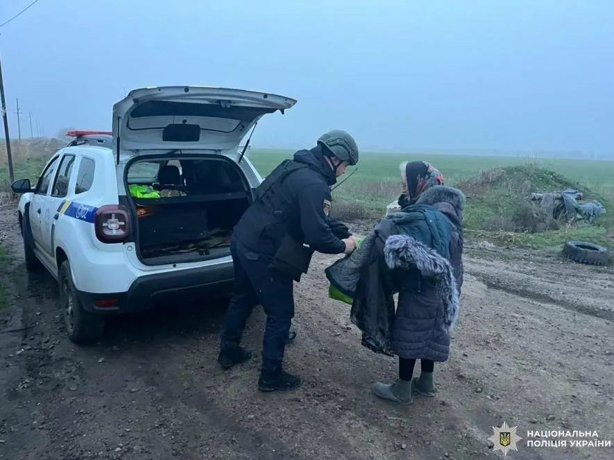 На Запоріжжі поліція евакуювала 15 мешканців із прифронтових районів