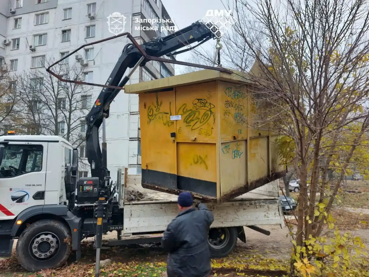 У Запоріжжі знесли незаконно встановлений кіоск у Хортицькому районі