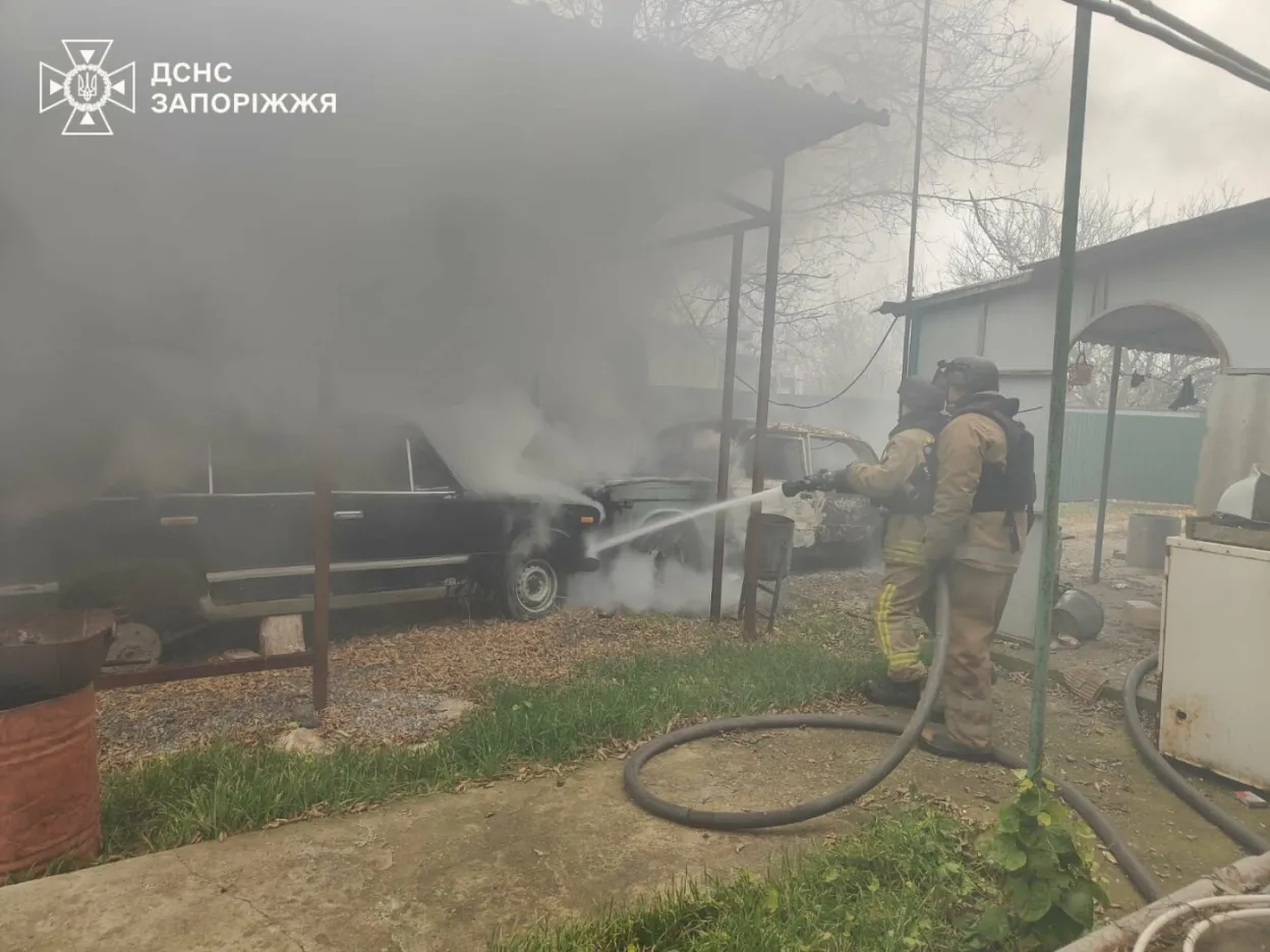 Ворожі обстріли спричинили пожежі у Запорізькій області: горіли багатоповерхівка та автомобілі