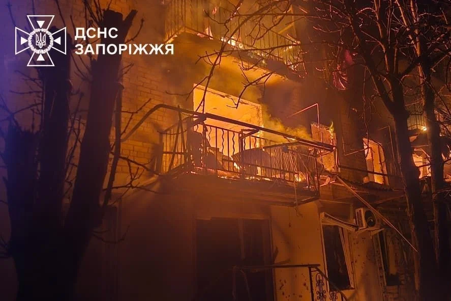 Ворожі обстріли спричинили пожежі у Запорізькій області: горіли багатоповерхівка та автомобілі