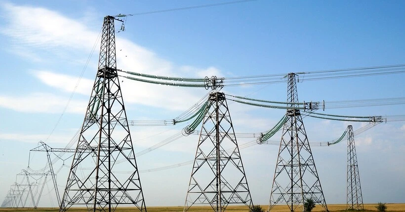 У Новомиколаївці відновили електрику та будують нову резервну лінію