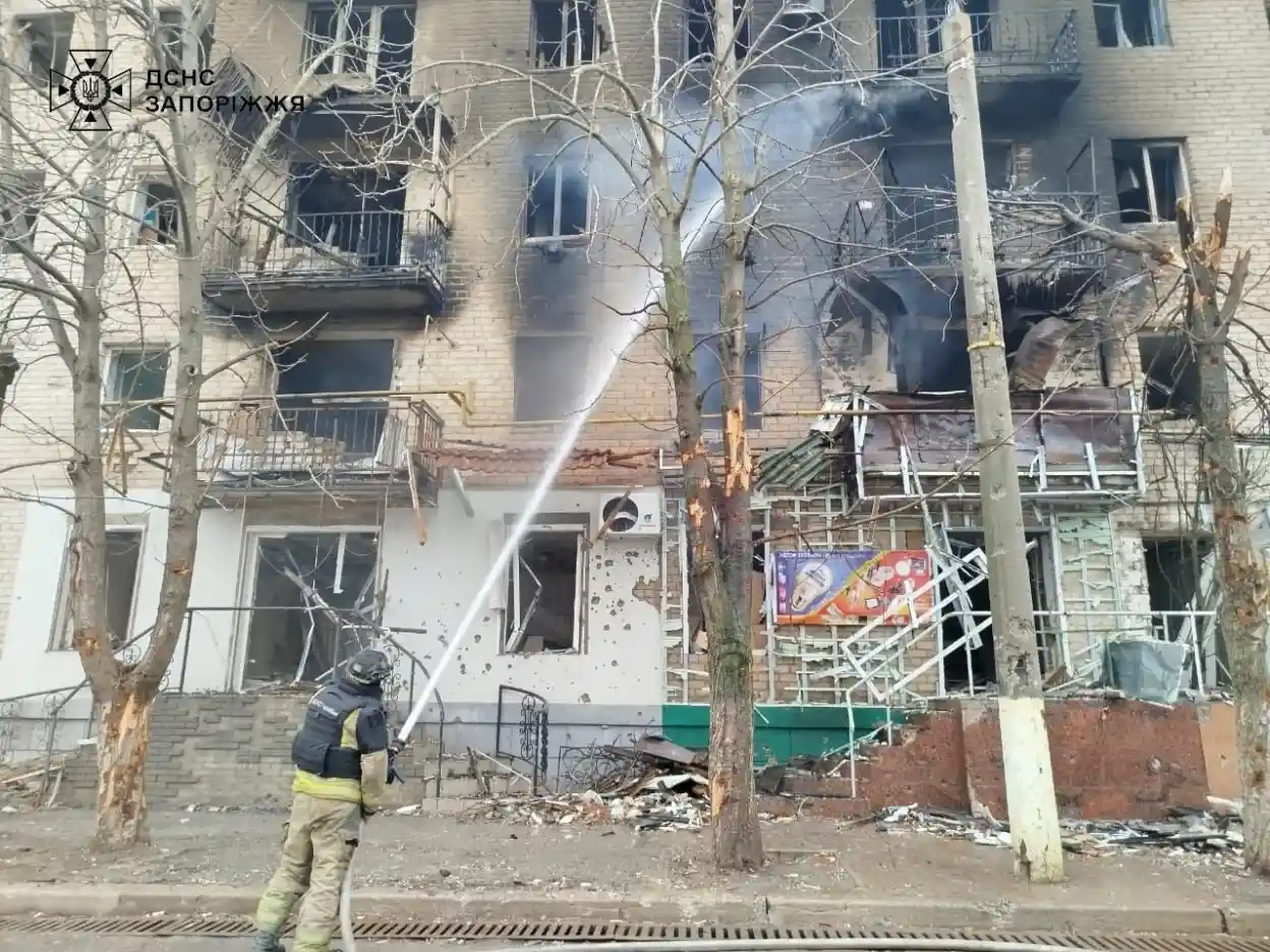 У Пологівському районі через обстріли спалахнули авто та п’ятиповерхівка: загинув чоловік