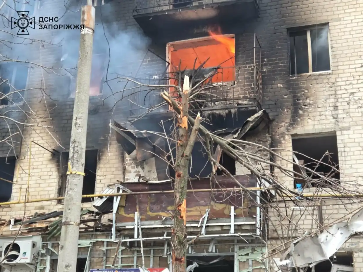 У Пологівському районі через обстріли спалахнули авто та п’ятиповерхівка: загинув чоловік