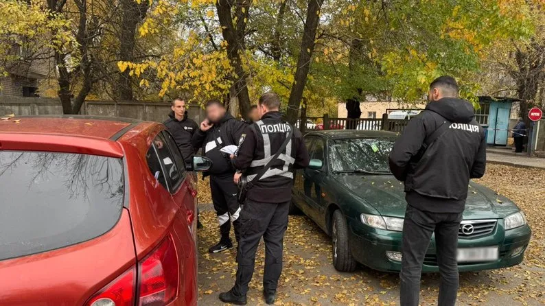 На Запоріжжі викрили голову селищної ради та його спільників у розтраті 1,5 мільйона гривень: посадовця затримали в Києві