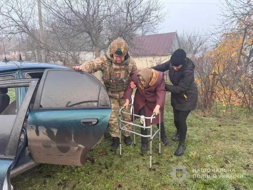 Правоохоронці вивезли 36 жителів двох районів Запорізької області, де загострилась ситуація
