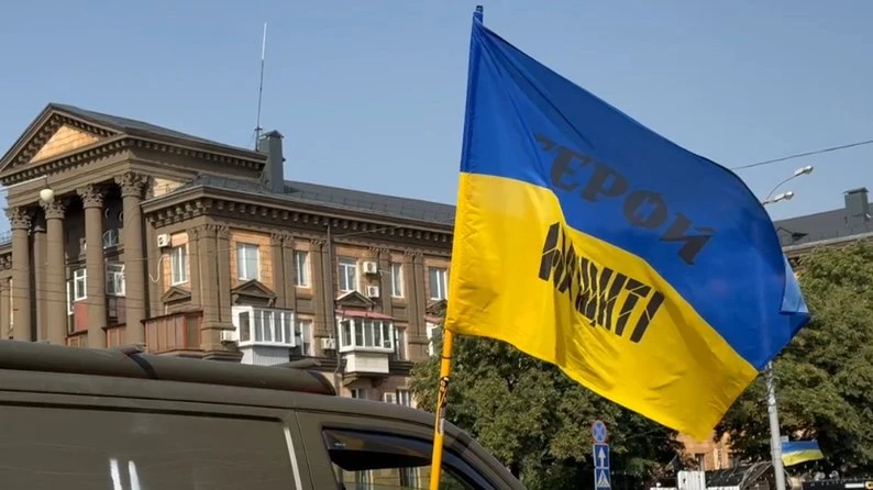 «Покладіть руку до серця»: як запоріжцям виявляти пошану під час хвилини мовчання та церемонії «На щиті»