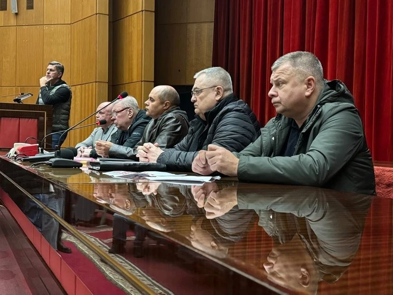 Запоріжці, незгодні з тривалими відключеннями світла, обговорили проблему з “Запоріжжяобленерго” та “Укренерго”