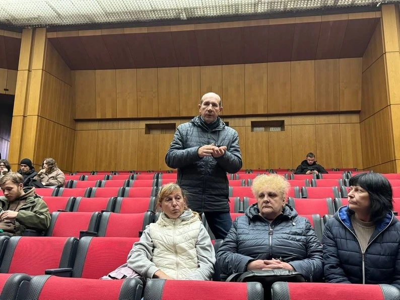 Запоріжці, незгодні з тривалими відключеннями світла, обговорили проблему з “Запоріжжяобленерго” та “Укренерго”