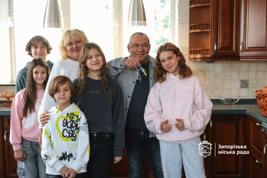 У Запоріжжі сім’я Малєєвих отримала нове житло для дитячого будинку сімейного типу