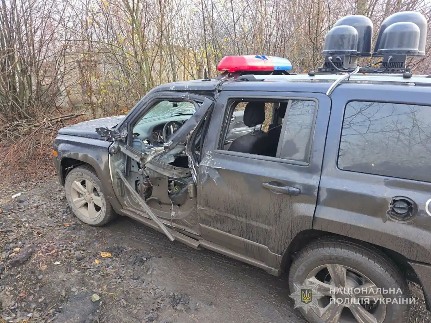 У Запорізькій області дрон окупантів влучив у поліцейський евакуаційний автомобіль