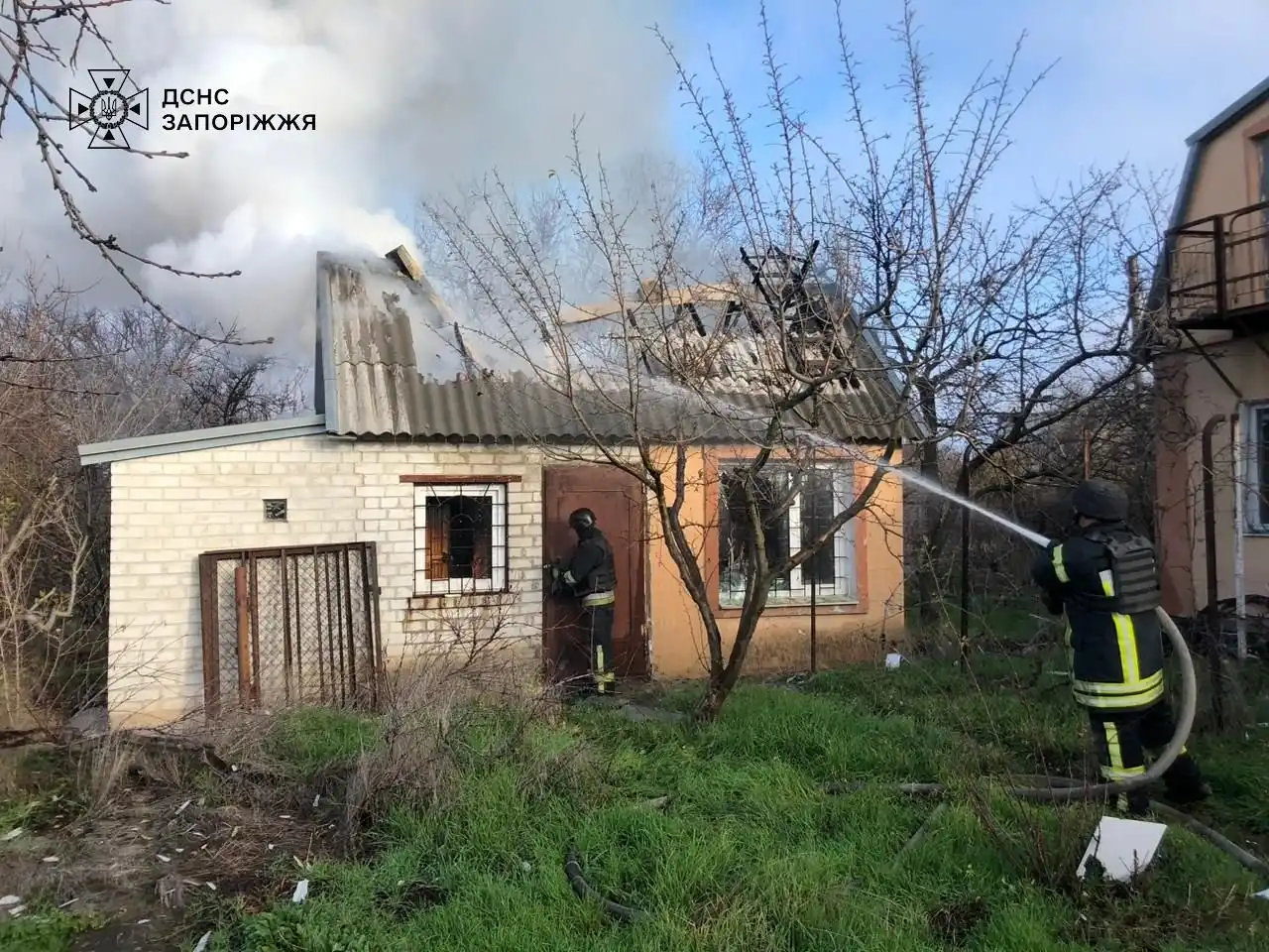 У Запорізькому районі нічні обстріли спричинили дві пожежі та вибухонебезпечні знахідки