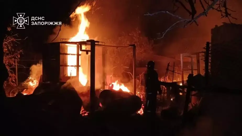 У Запорізькій області через обстріли горіли авто, гараж і господарські будівлі
