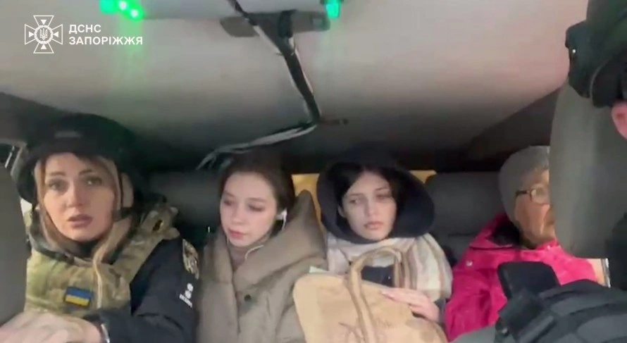 На Запоріжжі під обстрілами евакуювали бабусю та двох її онучок