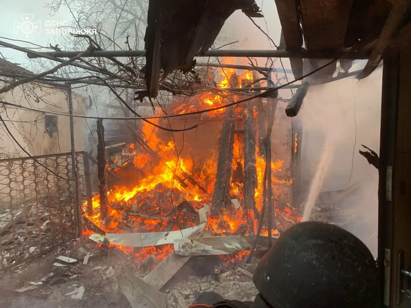 На Запоріжжі після ворожих ударів спалахнули будинки та підприємство