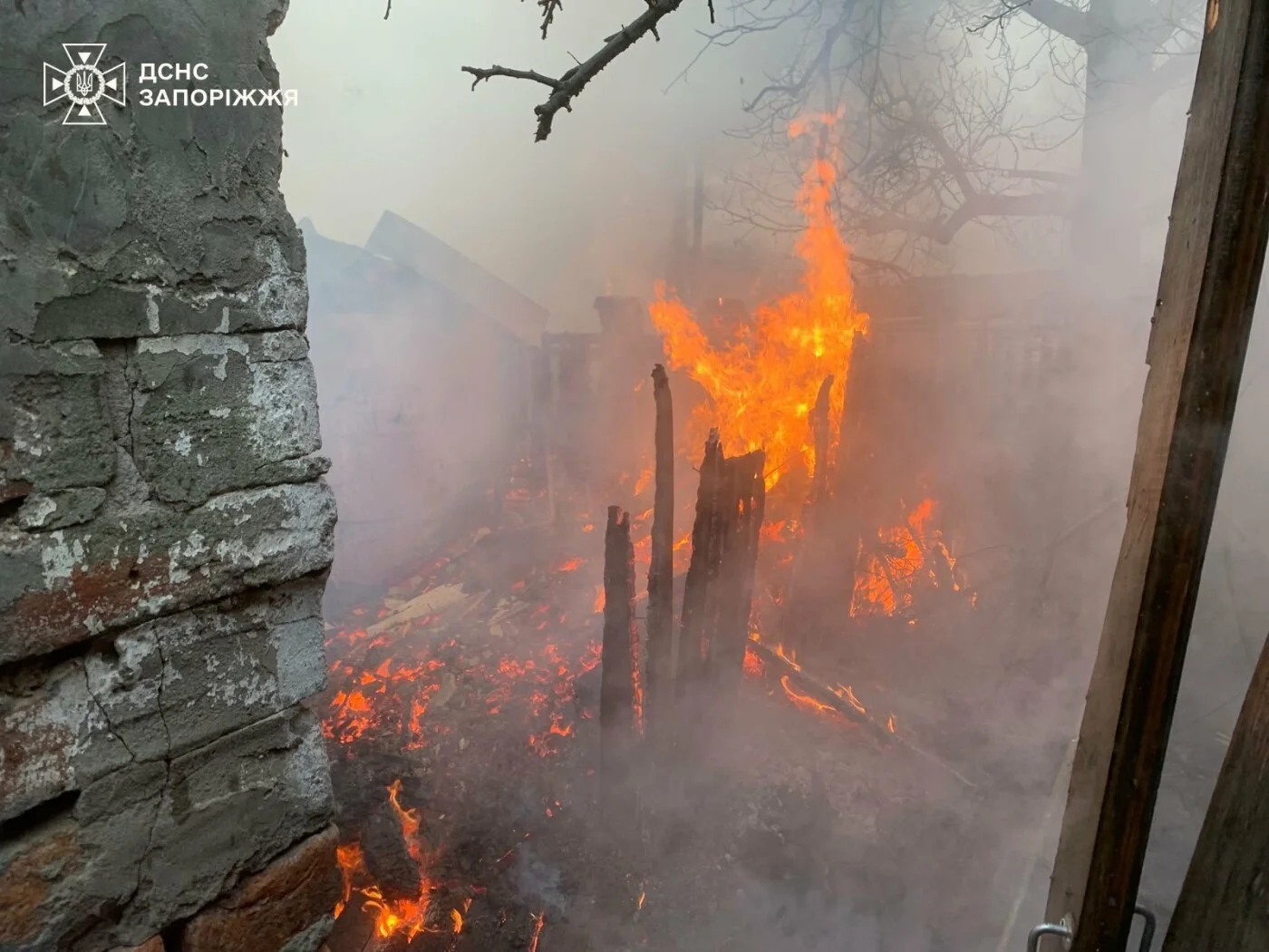 На Запоріжжі після ворожих ударів спалахнули будинки та підприємство