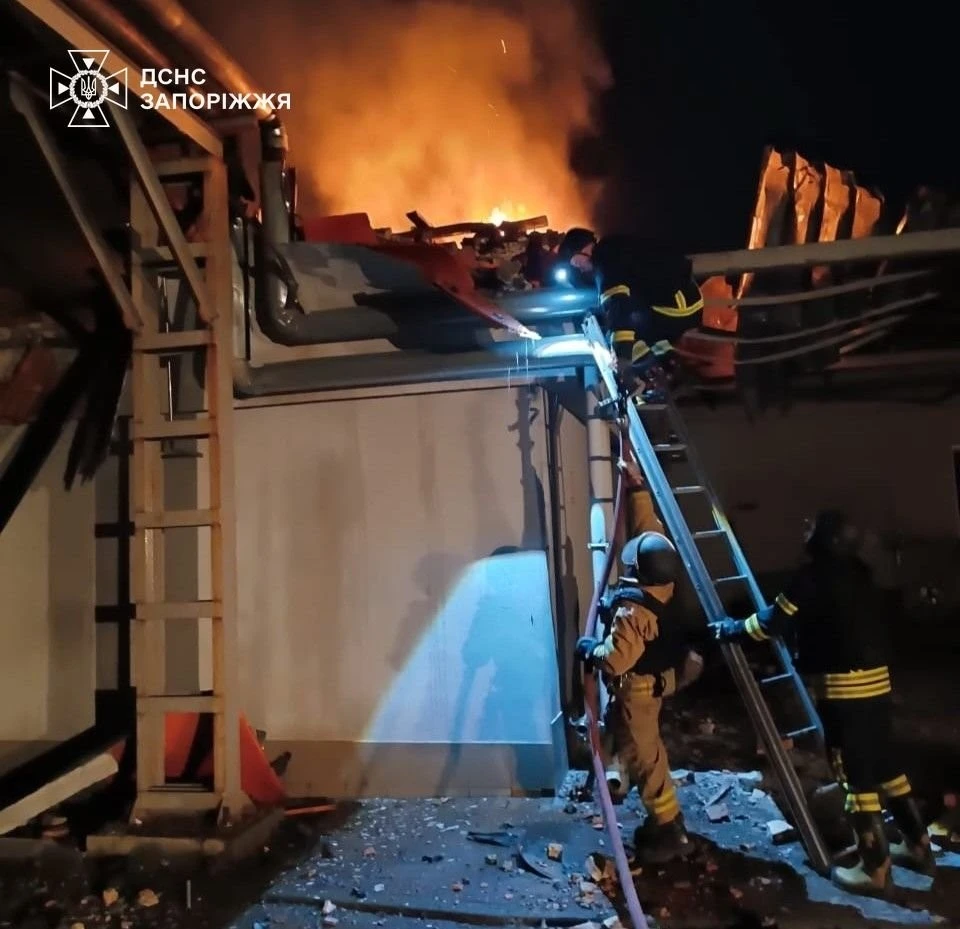 На Запоріжжі після ворожих ударів спалахнули будинки та підприємство