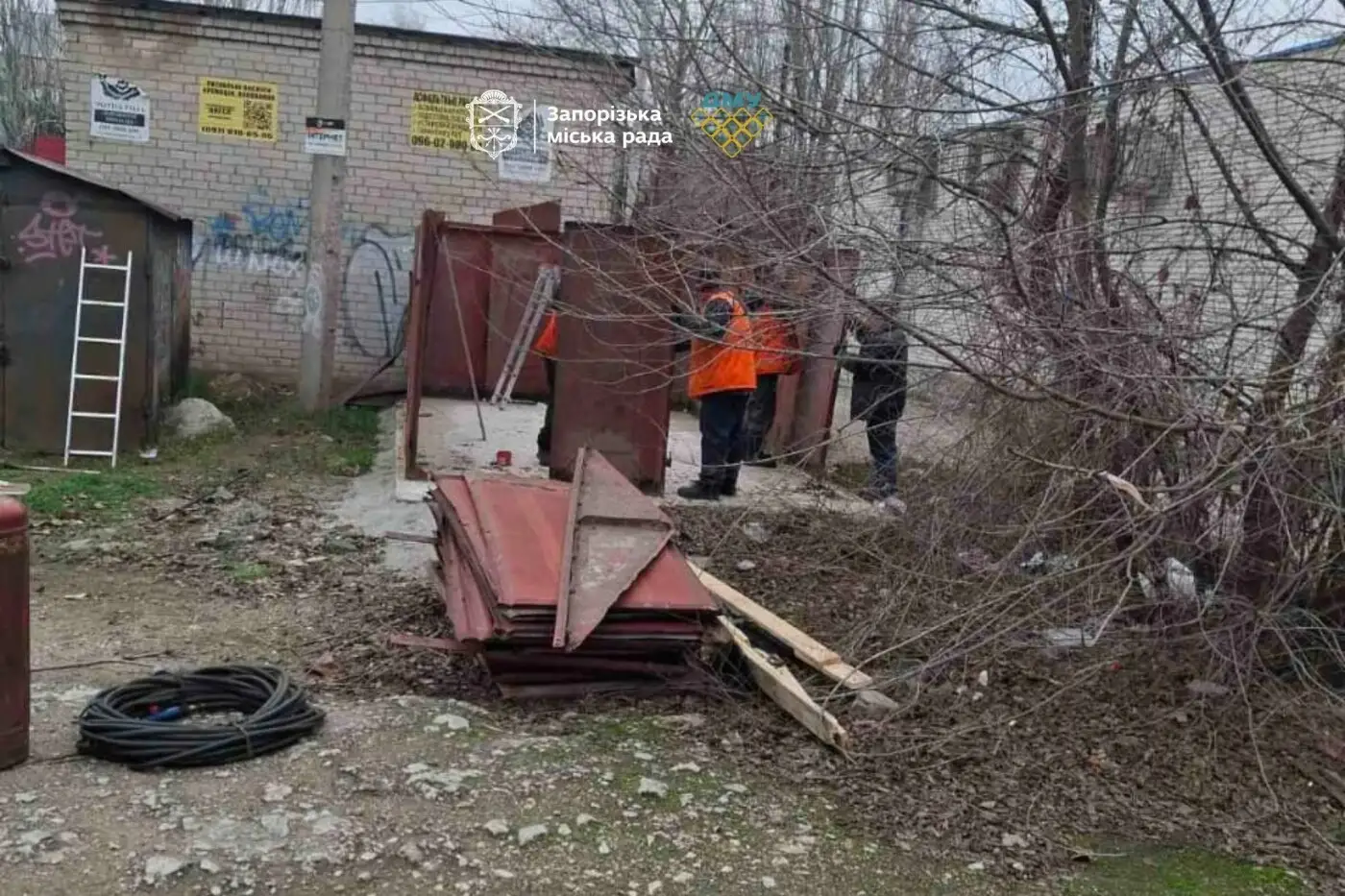У Запоріжжі прибрали незаконні гаражі: місто продовжує очищувати двори від самовільних споруд