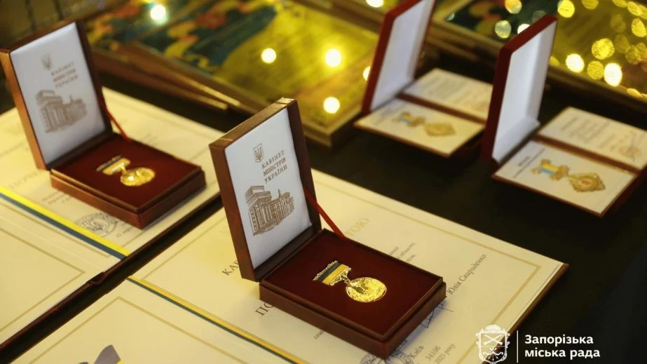 У Запоріжжі відзначили працівників самоврядування: що отримали нагороджені