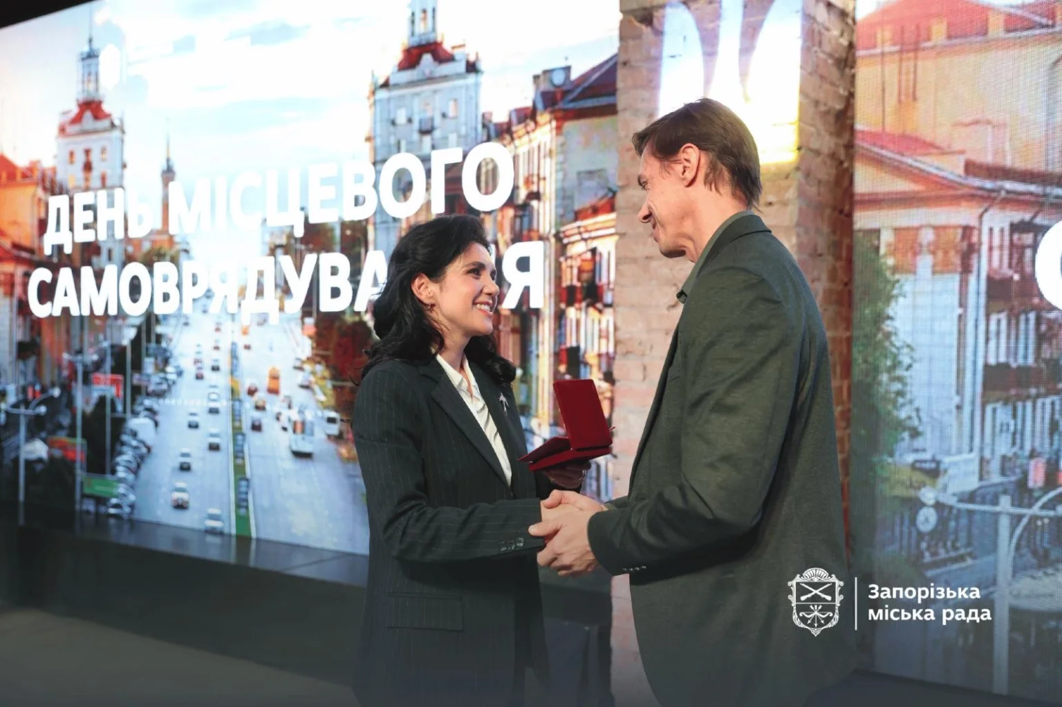 У Запоріжжі відзначили працівників самоврядування: що отримали нагороджені
