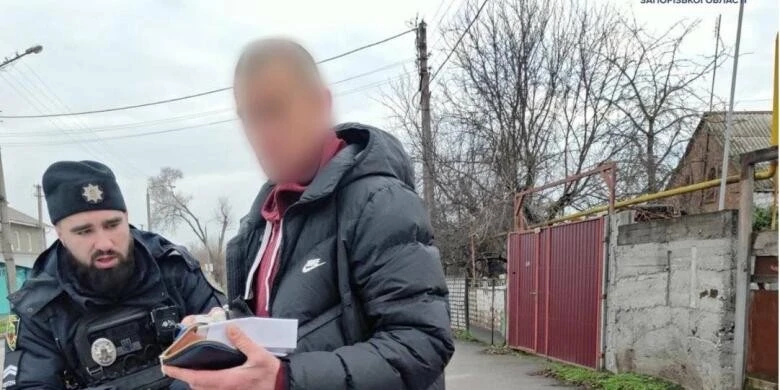 У Запоріжжі патрульні швидко вийшли на слід чоловіка, який заволодів чужим смартфоном