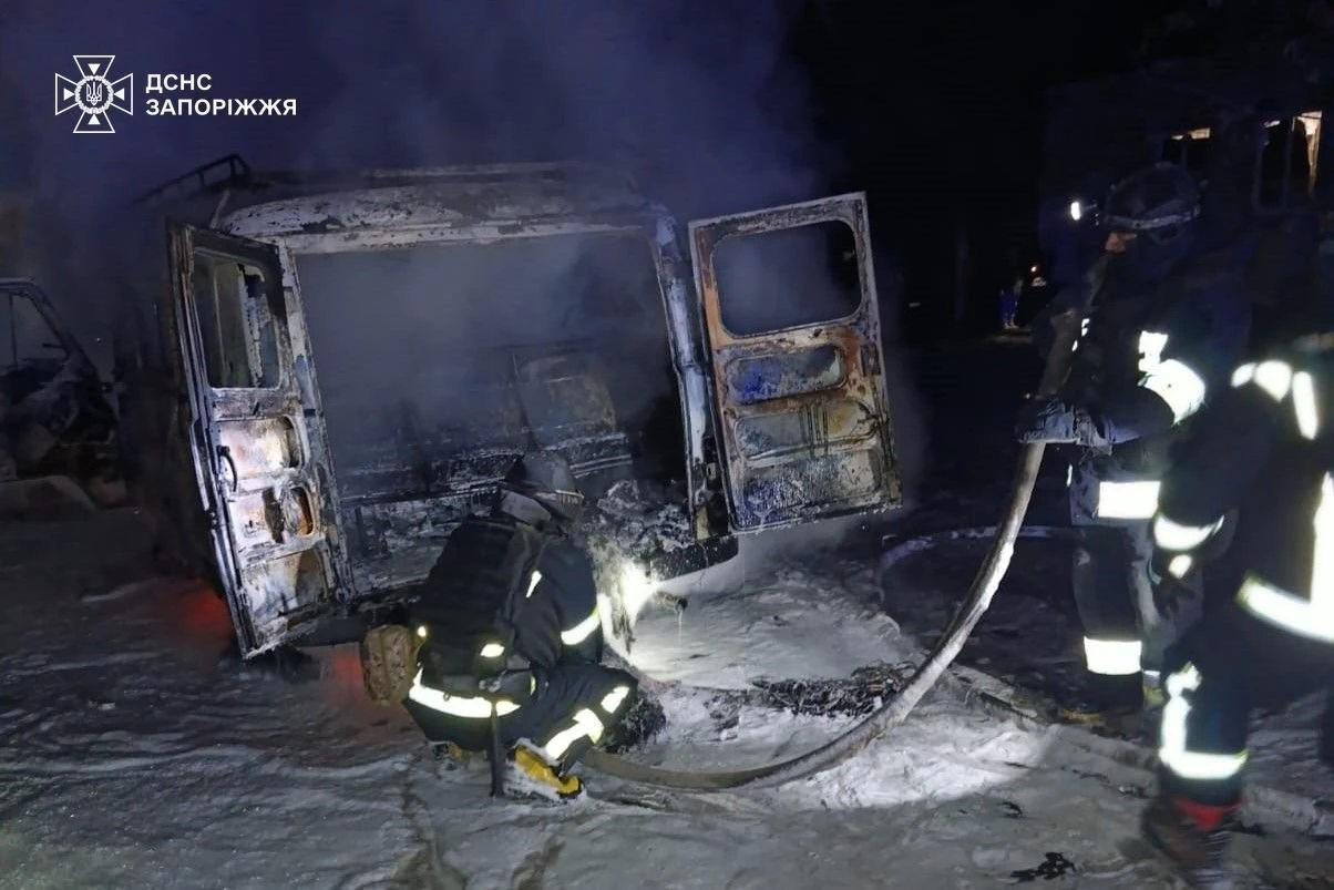 Вогонь після обстрілів: у Запорізькій області горіла техніка та автомобілі