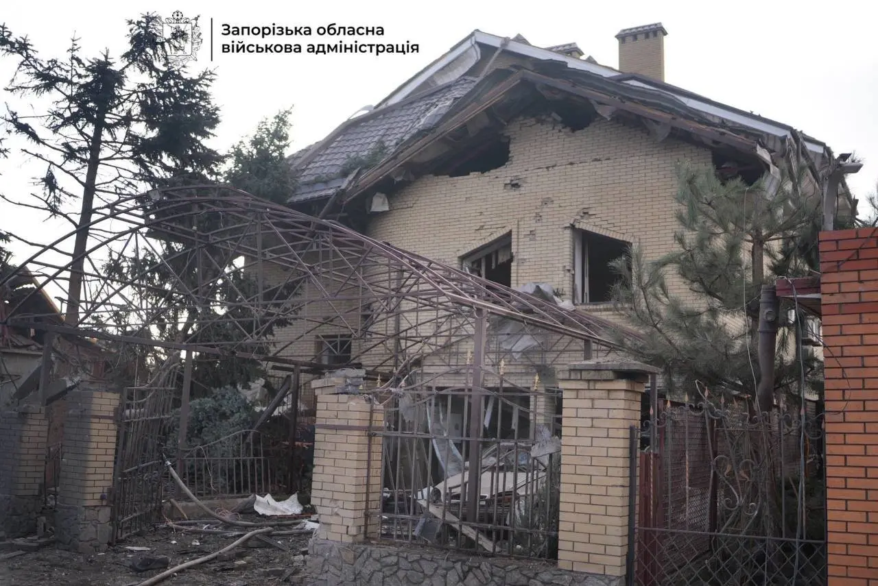 Удар по Запоріжжю серед дня: у місті фіксують руйнування та змінюють схеми руху
